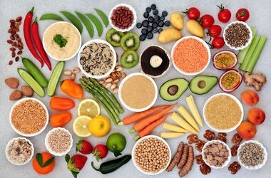 dieta na hemoroidy, produkty na hemoroidy, różnokolorowe warzywa i owoce oraz produkty zbożowe