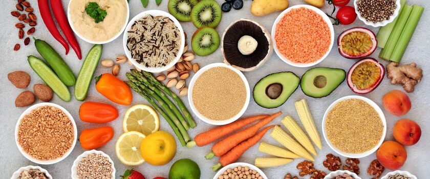 dieta na hemoroidy, produkty na hemoroidy, różnokolorowe warzywa i owoce oraz produkty zbożowe