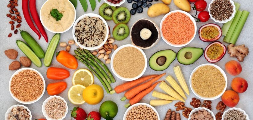 dieta na hemoroidy, produkty na hemoroidy, różnokolorowe warzywa i owoce oraz produkty zbożowe