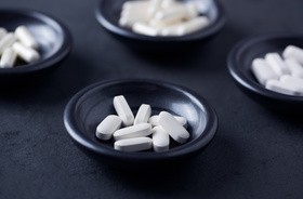 Lizyna – właściwości, występowanie, objawy niedoboru i suplementacja