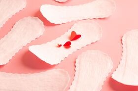 Wkładka higieniczna z czerwonymi motylkami. Plamienie po okresie, plamienie przed okresem.