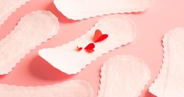 Wkładka higieniczna z czerwonymi motylkami. Plamienie po okresie, plamienie przed okresem.