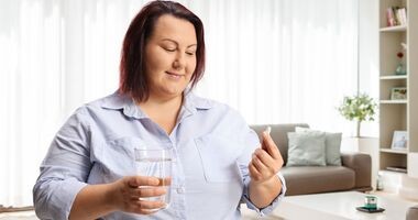 akkermansia, Akkermansia muciniphila, kobieta z nadwagą bierze probiotyk