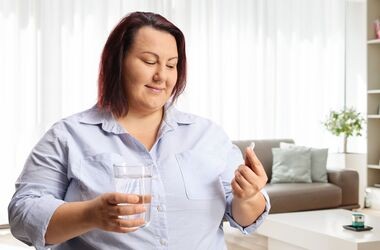 akkermansia, Akkermansia muciniphila, kobieta z nadwagą bierze probiotyk