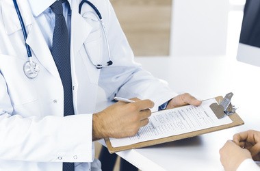 Lekarz bada pacjenta pod kątem choroby Fabry'ego