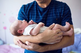 Jak nosić noworodka – podstawowe zasady. Jak prawidłowo trzymać i podnosić niemowlaka?