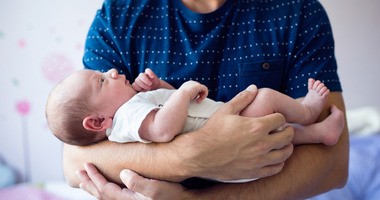 Jak nosić noworodka – podstawowe zasady. Jak prawidłowo trzymać i podnosić niemowlaka?