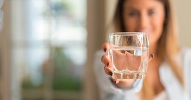 Picie „twardej wody” jest korzystne dla zdrowia. Jakie są jej zalety?