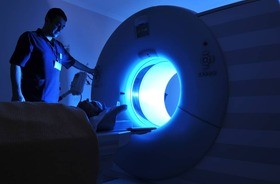 Rezonans magnetyczny głowy – co wykrywa, ile kosztuje, jak wygląda badanie?