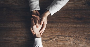 Złączone dłonie - znak empatii