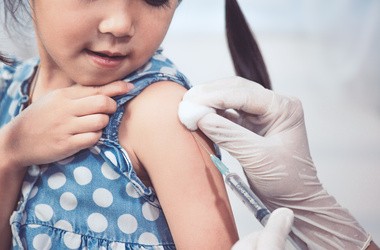 Gorączka po szczepieniu – co robić i jak ją zbijać? Ile trwa gorączka poszczepienna?