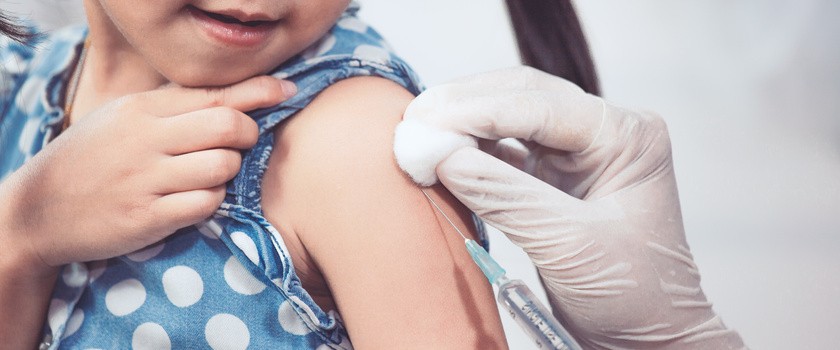 Gorączka po szczepieniu – co robić i jak ją zbijać? Ile trwa gorączka poszczepienna?