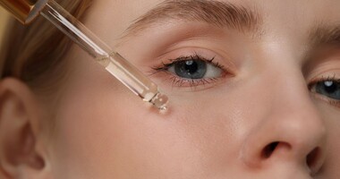 kwas ferulowy, właściwości kwasu ferulowego, kobieta używa serum z kwasem ferulowym