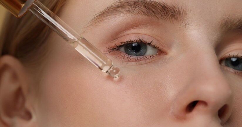 kwas ferulowy, właściwości kwasu ferulowego, kobieta używa serum z kwasem ferulowym