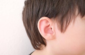 Wysiękowe zapalenie ucha – przyczyny, objawy, leczenie