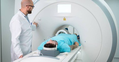 Rezonans magnetyczny kręgosłupa – przebieg badania, wskazania, cena