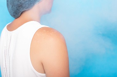 Krioterapia ogólnoustrojowa i krioterapia miejscowa – na czym polega? Wskazania, przeciwwskazania, jak się przygotować do terapii zimnem