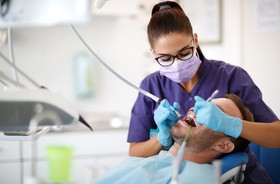 Martwy ząb – czy boli, ile wytrzyma i czy trzeba wyrywać?