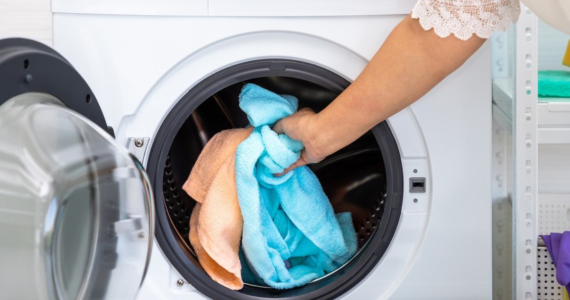 Pranie ręczników i pościeli z mikrobiologicznego punktu widzenia. Jak często to robić?