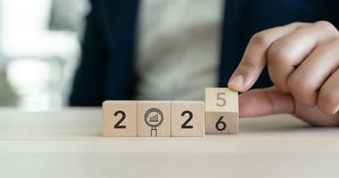 Klocki z cyframi 2, 0, 2 i 5 zmieniajace się na 6. Postanowienia noworoczne 2026.