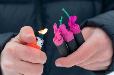 oparzenia po petardach, oparzenia po fajerwerkach, urazy po fajerwerkach, chłopiec odpala petardy