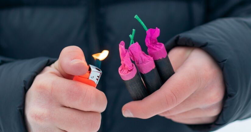 oparzenia po petardach, oparzenia po fajerwerkach, urazy po fajerwerkach, chłopiec odpala petardy