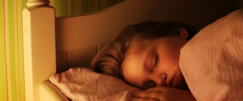 Powody nocnego moczenia oraz czynniki zwiększające ryzyko jego wystąpienia