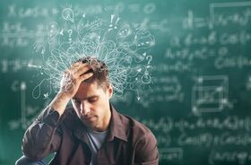 mężczyzna z adhd mierzy się z natłokiem myśli, adhd u dorosłych, adhd wieku dorosłego, objawy adhd u kobiet, objawy adhd u mężczyzn