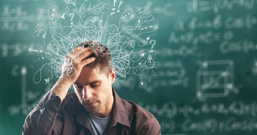 mężczyzna z adhd mierzy się z natłokiem myśli, adhd u dorosłych, adhd wieku dorosłego, objawy adhd u kobiet, objawy adhd u mężczyzn