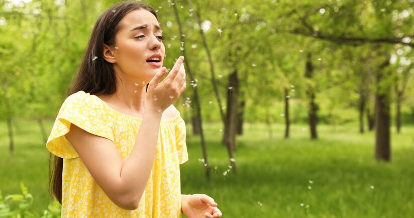 kobieta cierpiąca na alergię wziewną, alergia wziewna, objawy alergii wziewnej, jak leczyć alergię wziewną, alergeny wziewne