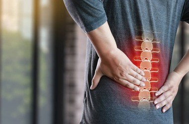 mężczyzna cierpi na ból kręgosłupa