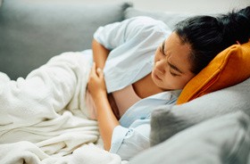 Endometrioza - cierpiąca z bólu kobieta