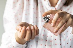 alergia na perfumy, uczulenie na perfumy, kobieta używająca perfum, jakie składniki w perfumach uczulają