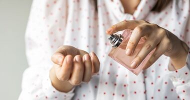 alergia na perfumy, uczulenie na perfumy, kobieta używająca perfum, jakie składniki w perfumach uczulają
