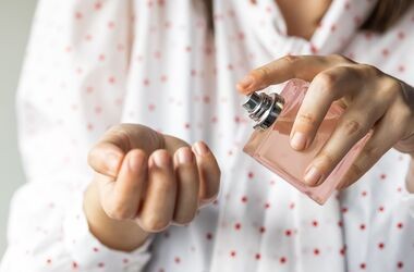 alergia na perfumy, uczulenie na perfumy, kobieta używająca perfum, jakie składniki w perfumach uczulają