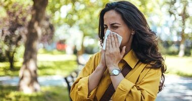 co pyli w lipcu, alergia na pyłki, alergia wziewna, kichanie