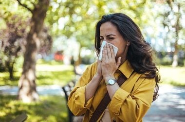 co pyli w lipcu, alergia na pyłki, alergia wziewna, kichanie