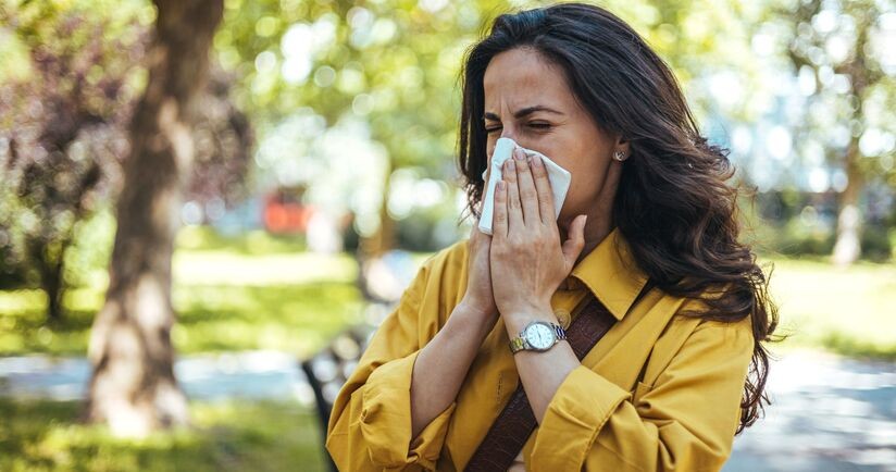 co pyli w lipcu, alergia na pyłki, alergia wziewna, kichanie