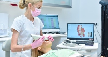 Kobieta w czasie zabiegu stomatologicznego