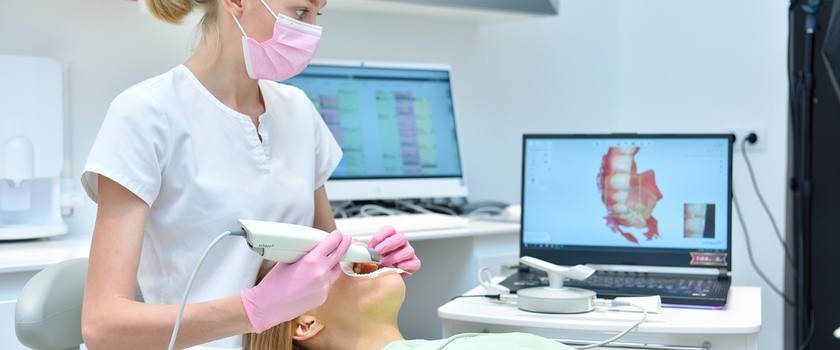 Kobieta w czasie zabiegu stomatologicznego