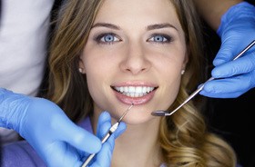 Odsłonięte szyjki zębowe – przyczyny, objawy, leczenie