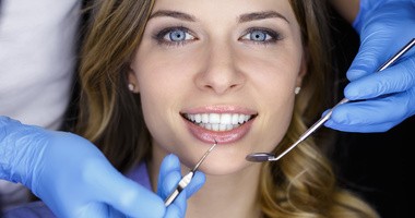 Odsłonięte szyjki zębowe – przyczyny, objawy, leczenie