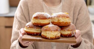 kobieta z porcją pączków, pączki a zdrowie, pączki a dieta, czy cukrzyk może jeść pączki, pączki a sibo, pączki a odchudzanie, ile kalorii ma pączek