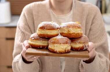 kobieta z porcją pączków, pączki a zdrowie, pączki a dieta, czy cukrzyk może jeść pączki, pączki a sibo, pączki a odchudzanie, ile kalorii ma pączek