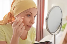 makijaż po chemioterapii, jakie kosmtyki po chemioterapii, kobieta po chemioterapii wykonuje makjiaż, makijaż w chorobie onkologicznej