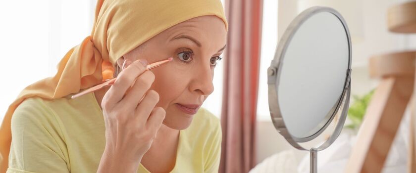 makijaż po chemioterapii, jakie kosmtyki po chemioterapii, kobieta po chemioterapii wykonuje makjiaż, makijaż w chorobie onkologicznej