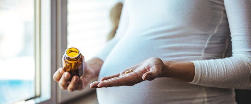 Kobieta w ciąży zażywa leki na wzdęcia
