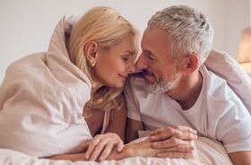 seks po menopauzie, menopauza a seks, dojrzała para w łóżku, 