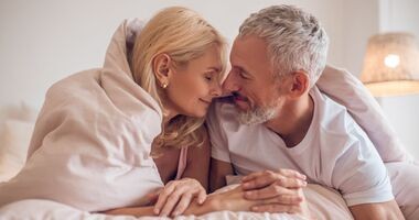 seks po menopauzie, menopauza a seks, dojrzała para w łóżku, 