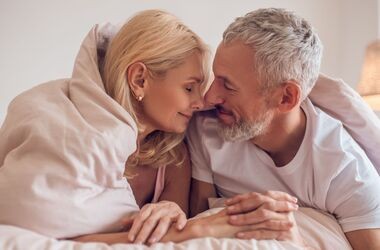 seks po menopauzie, menopauza a seks, dojrzała para w łóżku, 